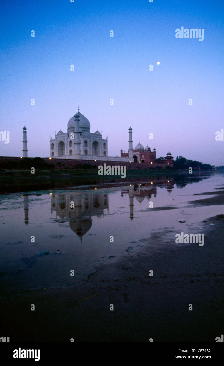 HMA 82156 : Taj Mahal si riflette nel fiume Yamuna jamuna sulla luna piena notte ; Agra ; Uttar Pradesh ; india Foto Stock