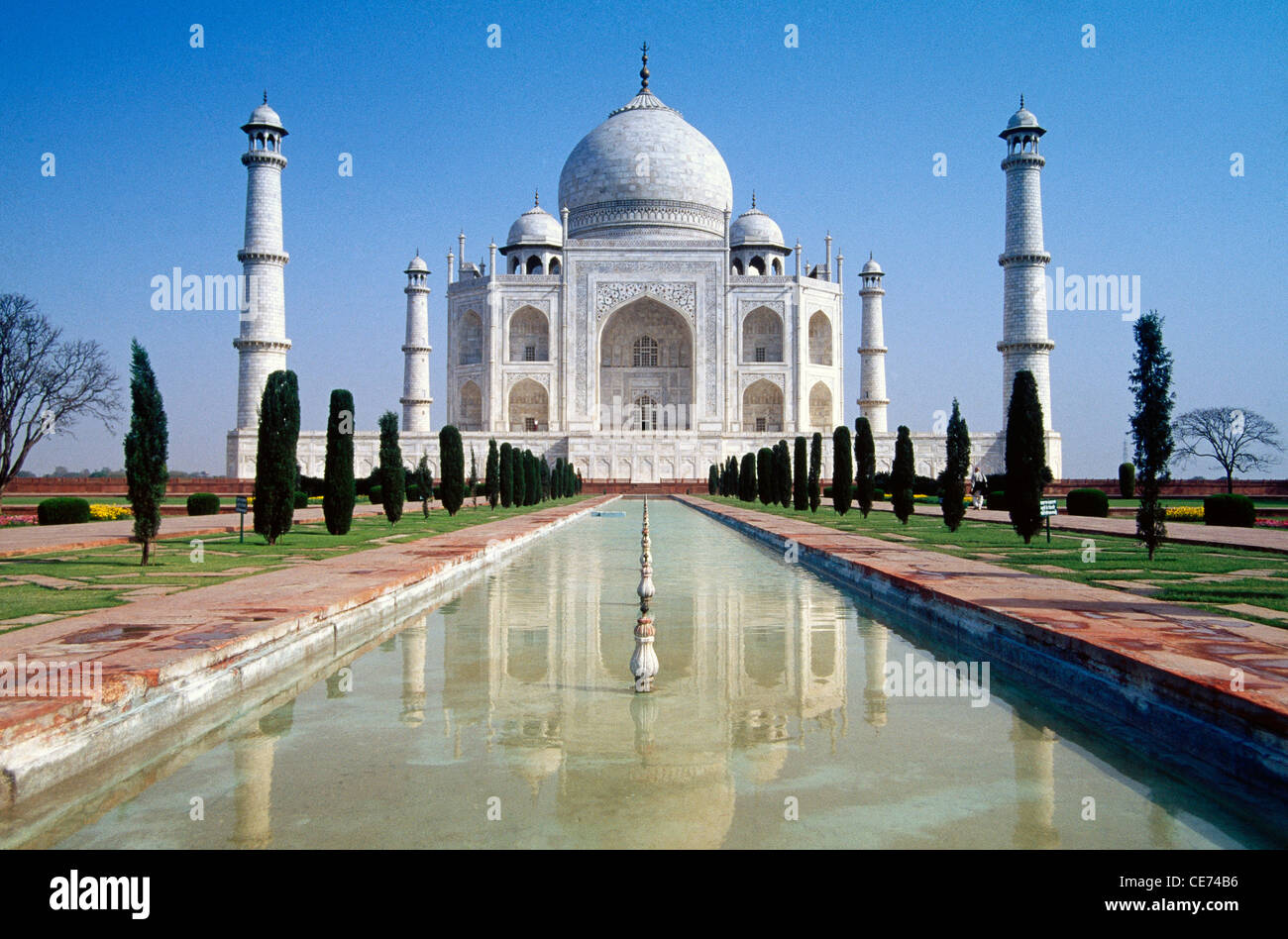 Taj Mahal riflessa nell'acqua canal alberato ; Agra ; Uttar Pradesh ; india Foto Stock