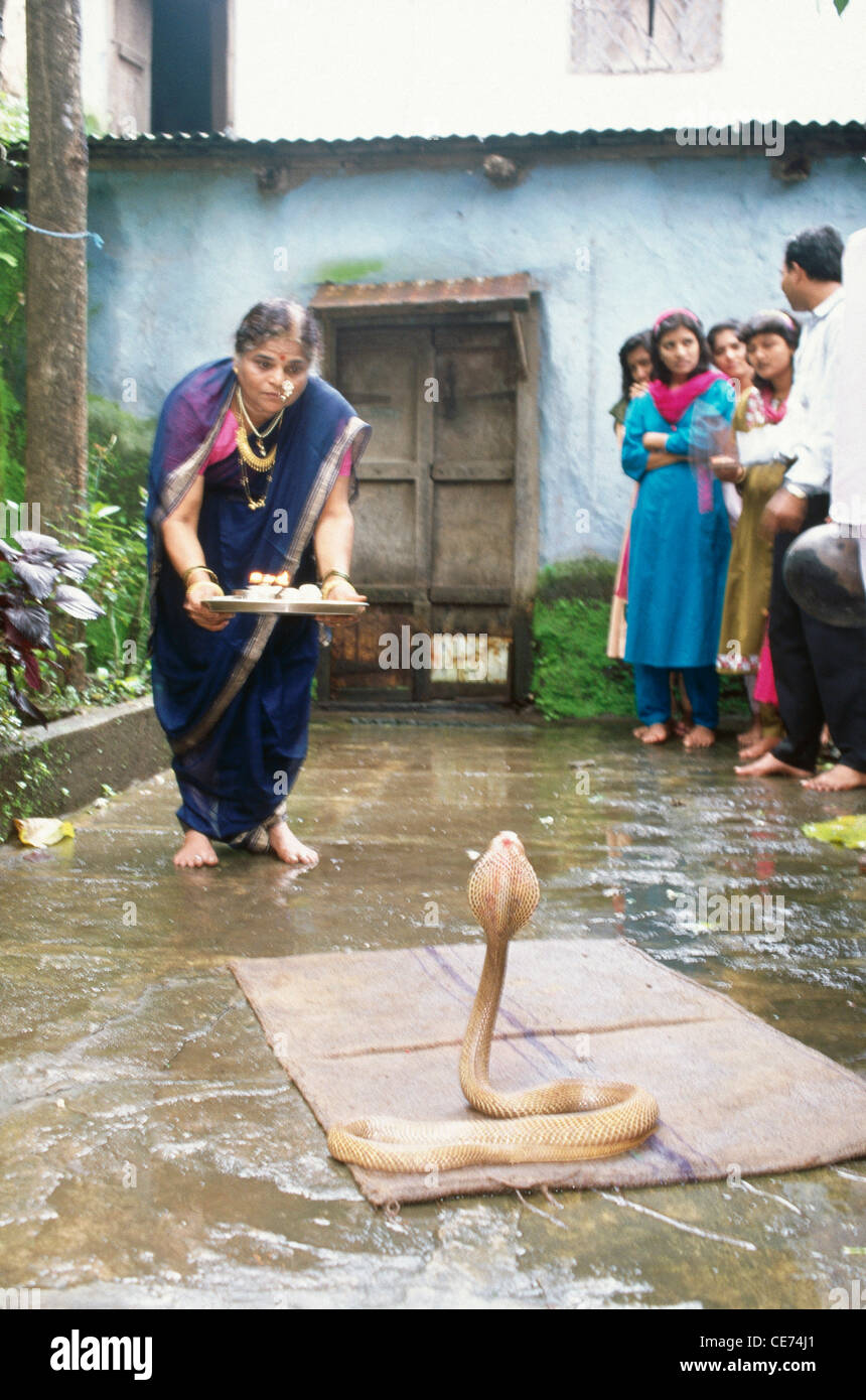 Naga panchami snake festival donna indiana pregando Nag cobra snake battis shirala maharashtra india Foto Stock