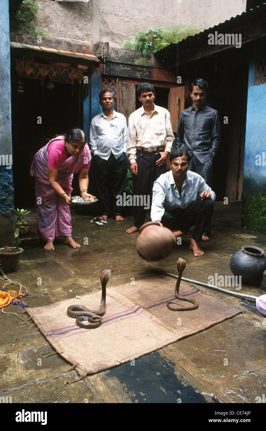 Festival Nagpanchami di snake , donna orante di serpenti cobra maharashtra india Foto Stock