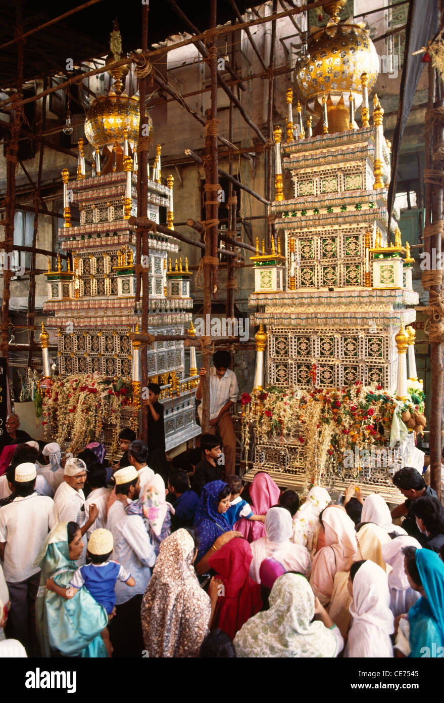 Culto Tazia da parte dei musulmani sciiti durante il Muharum Moharam bombay mumbai Maharashtra india asia Foto Stock