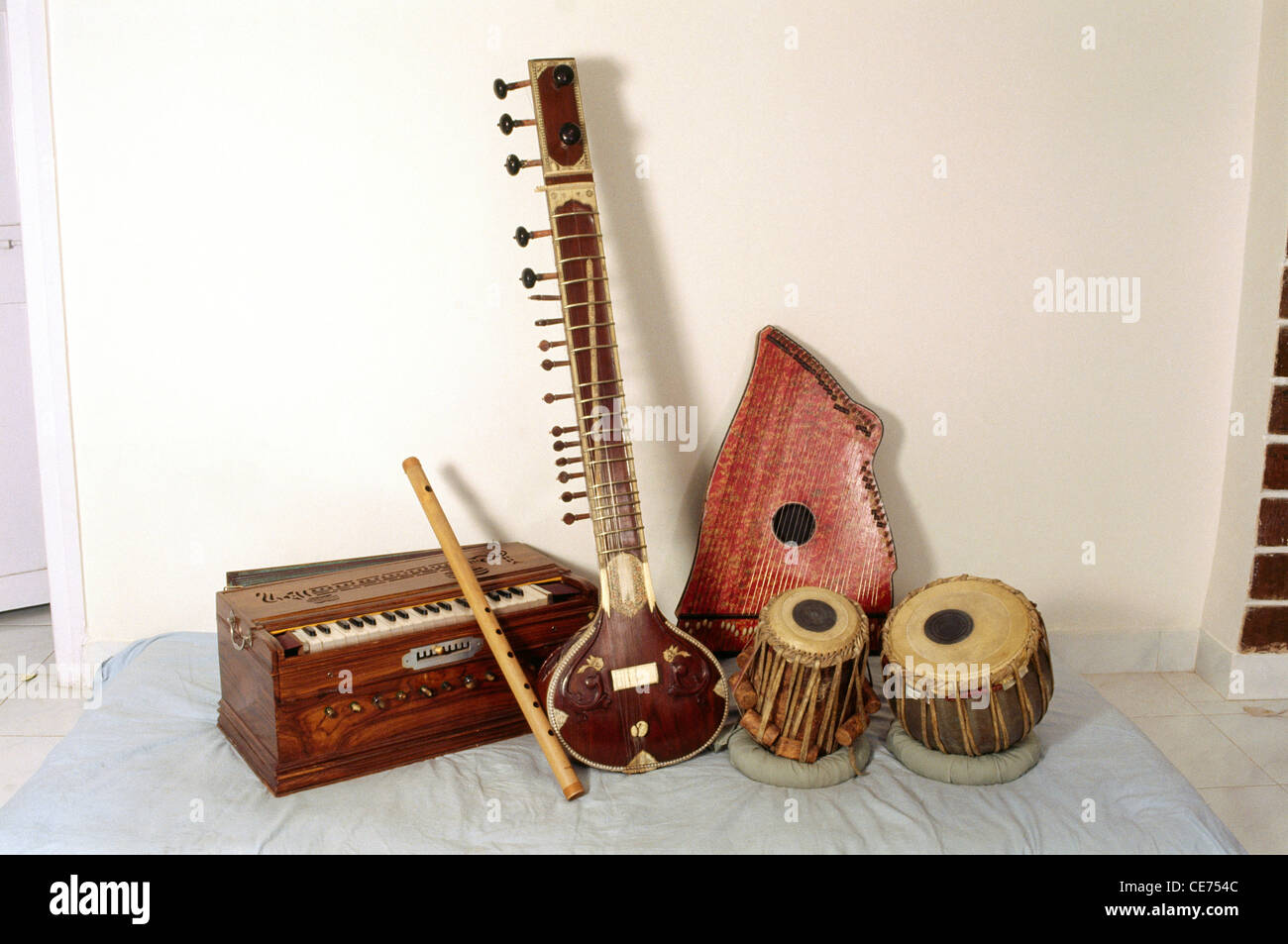 Il Tabla Dugga harmonium flauto di bambù svaramandal classica indiana strumenti musicali india Foto Stock