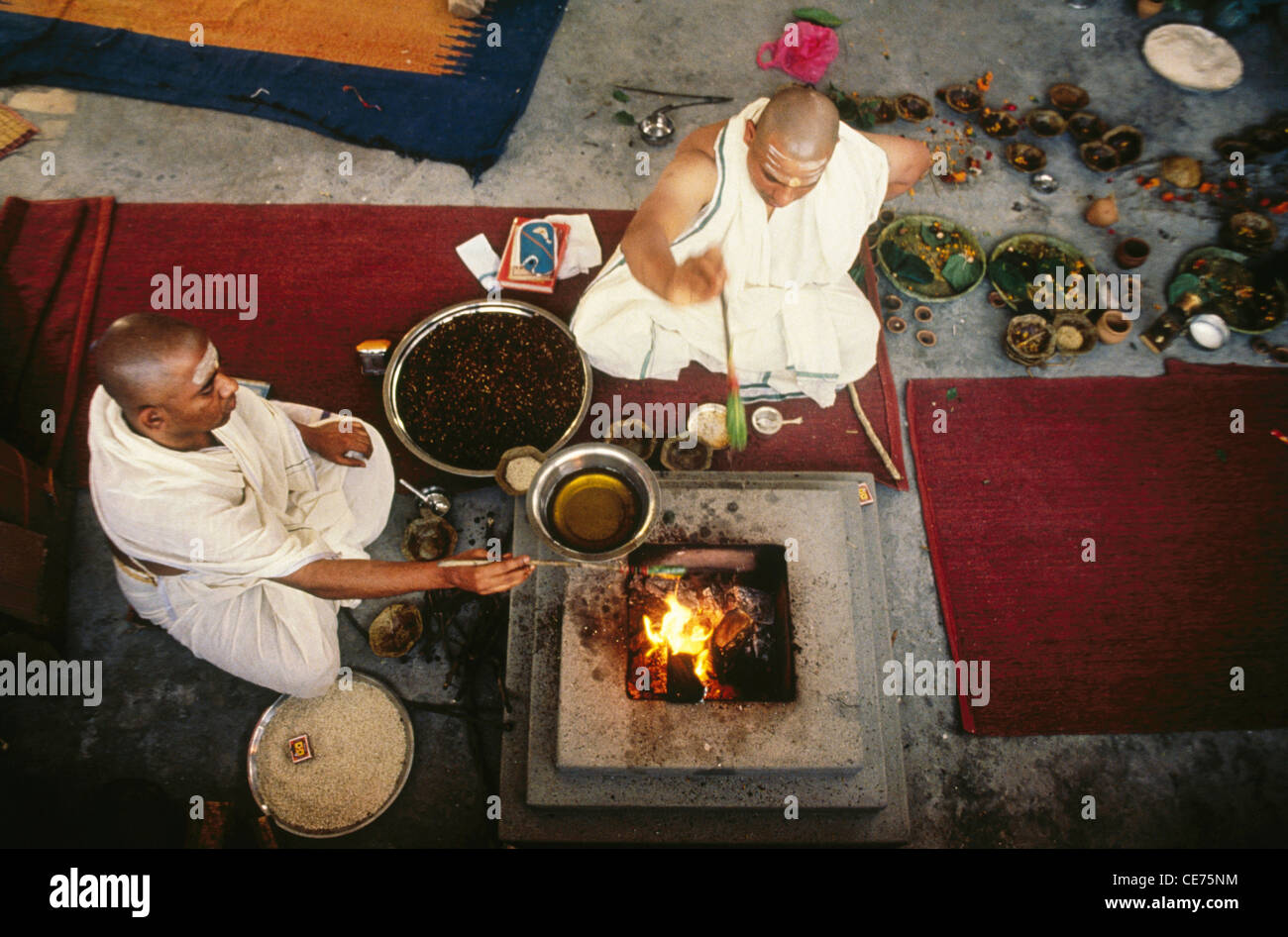 RVA 83088 : due indiani sanyasi indù i sacerdoti a pregare Dio di fuoco di eseguire havan homa india Foto Stock