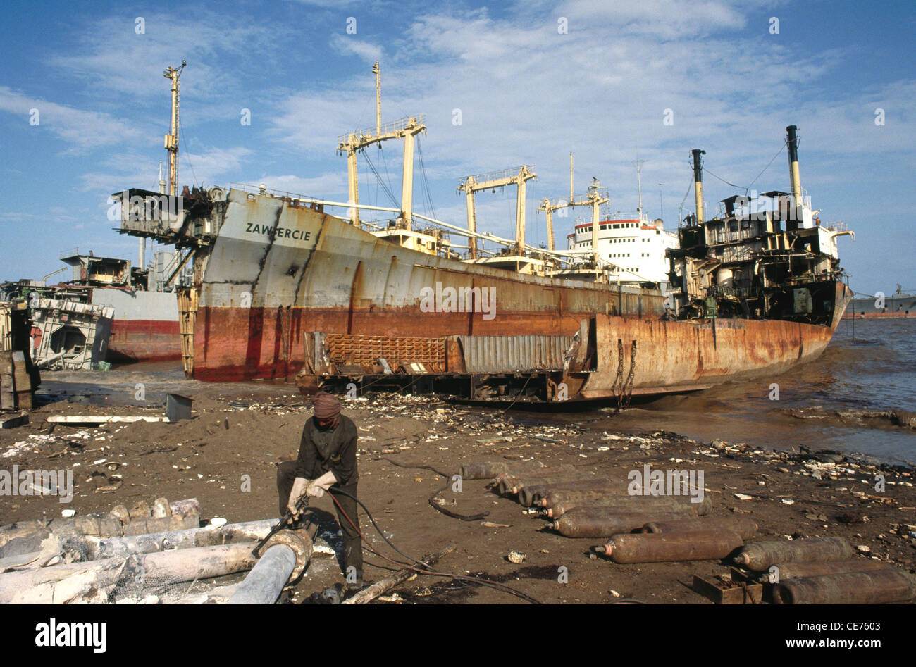 Piatto d'acciaio per il taglio del gas dell'uomo indiano nel cantiere di demolizione di navi di Alang Gujarat India Asia Indian Foto Stock