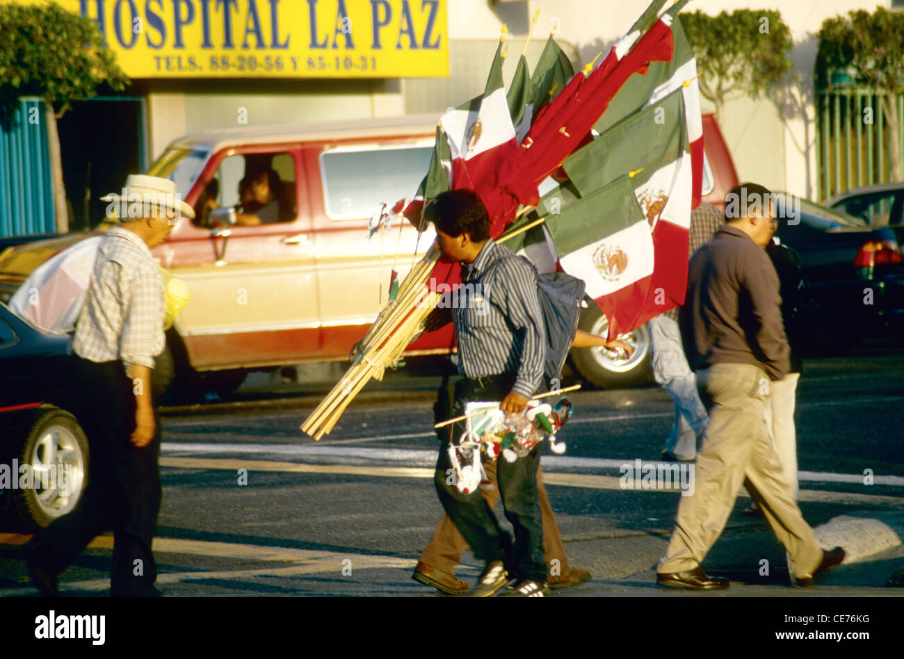 Strada trafficata scena con persone in Tijuana, Messico Foto Stock