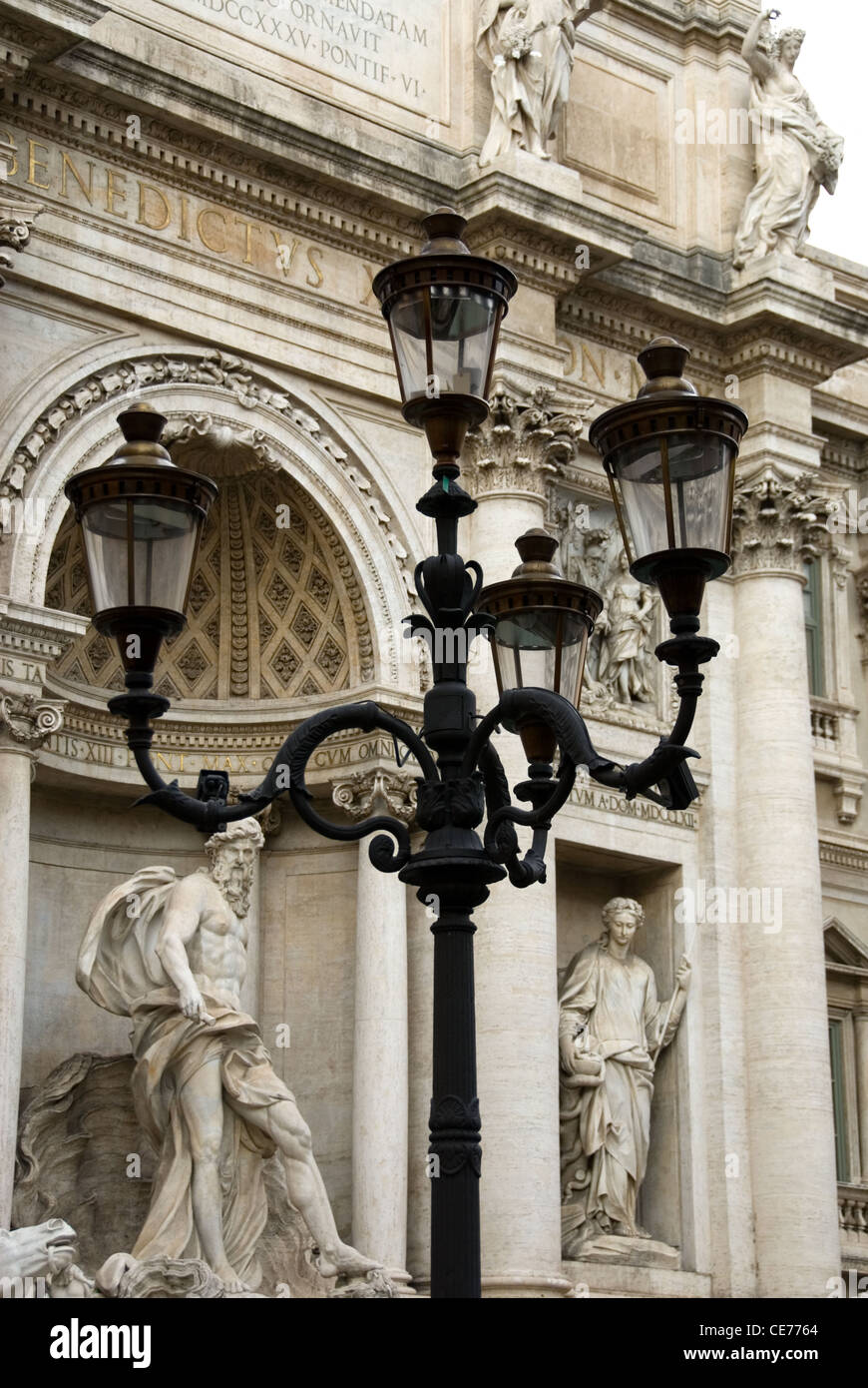 Una lampada posta in prossimità theTrevi Fountain, situato nel quartiere di Trevi a Roma, Italia. Foto Stock