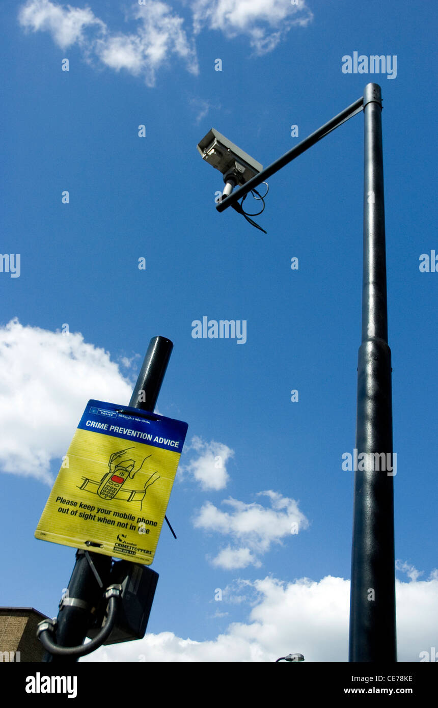 Videocamera di sicurezza nella borough di Lambeth, prevenzione della criminalità consigli, tenere il telefono cellulare al di fuori della vista quando non in uso Foto Stock