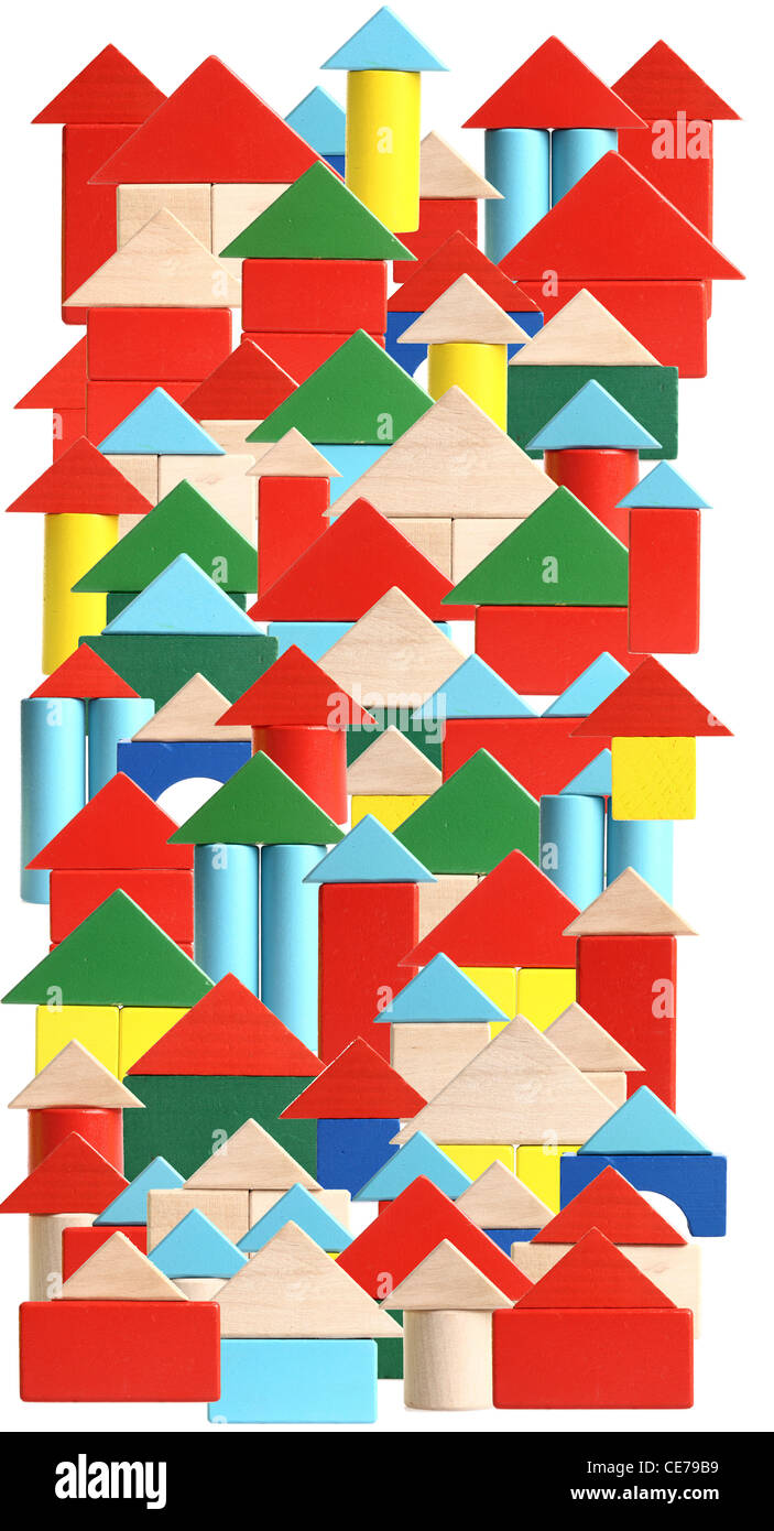 Immagine di simbolo. Vivere in una città, villaggio, alloggiamento. Colorato la costruzione di blocchi di legno. Giocattoli. Foto Stock