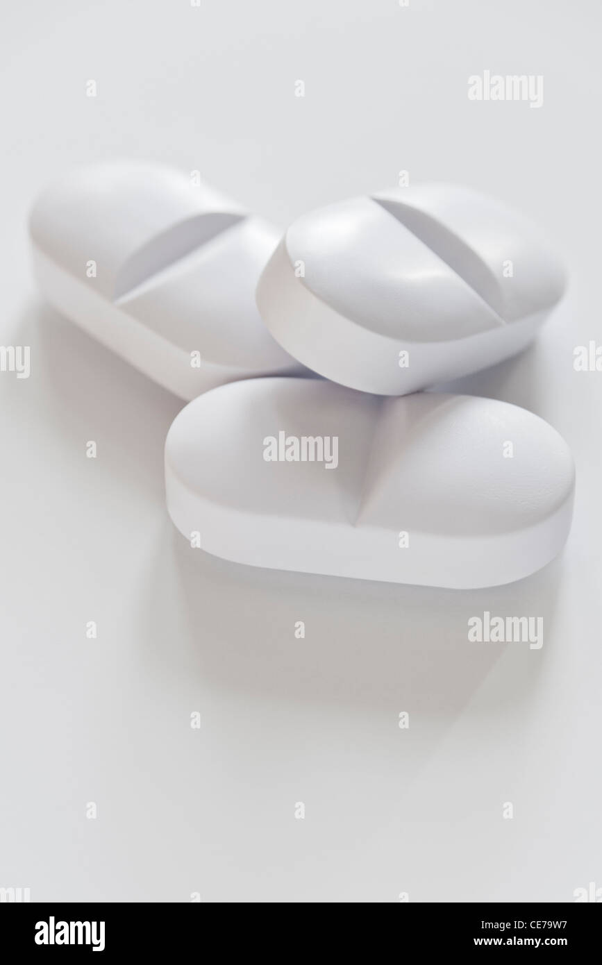 Pila di pillole su sfondo bianco Foto Stock