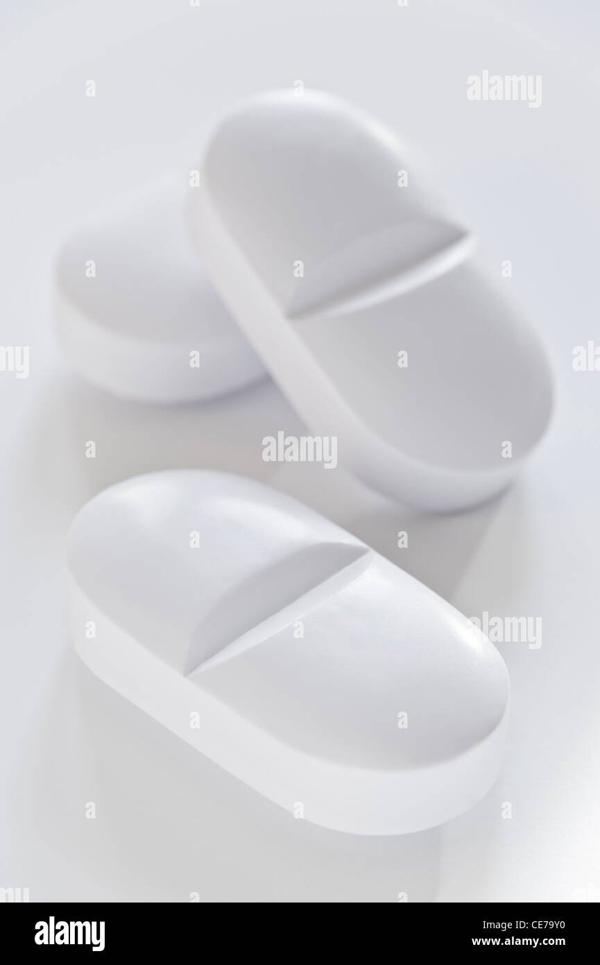 Pila di pillole su sfondo bianco Foto Stock