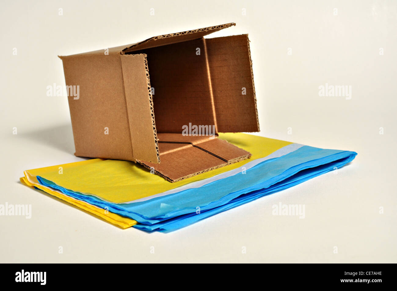 Un marrone la scatola di cartone si trova sulla parte superiore del tessuto di carta. Foto Stock