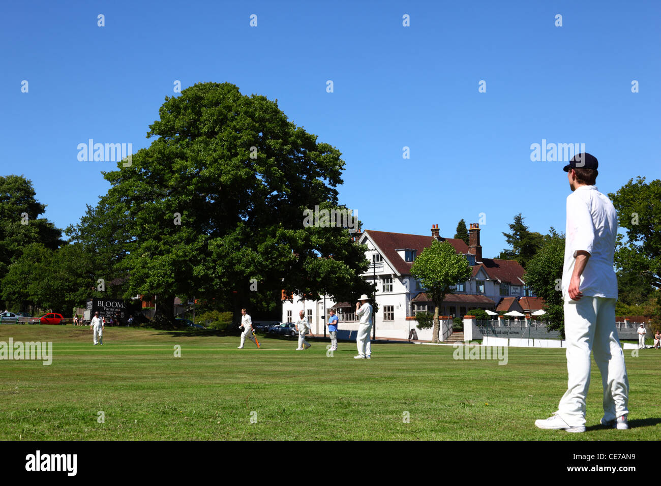 Partita di Cricket in progress , mano e scettro hotel in sfondo , Southborough comune , vicino a Tunbridge Wells , Kent , Inghilterra Foto Stock