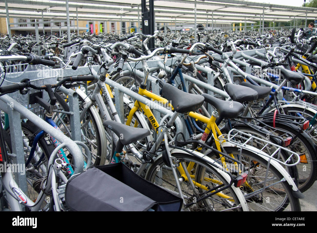 Molti bicicletta ad un parcheggio bici a Bruges in Belgio Foto Stock