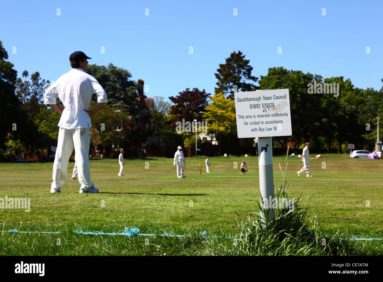 Bye locale legge segno accanto al passo, partita di cricket in progress , Southborough comune , vicino a Tunbridge Wells , Kent , Inghilterra Foto Stock