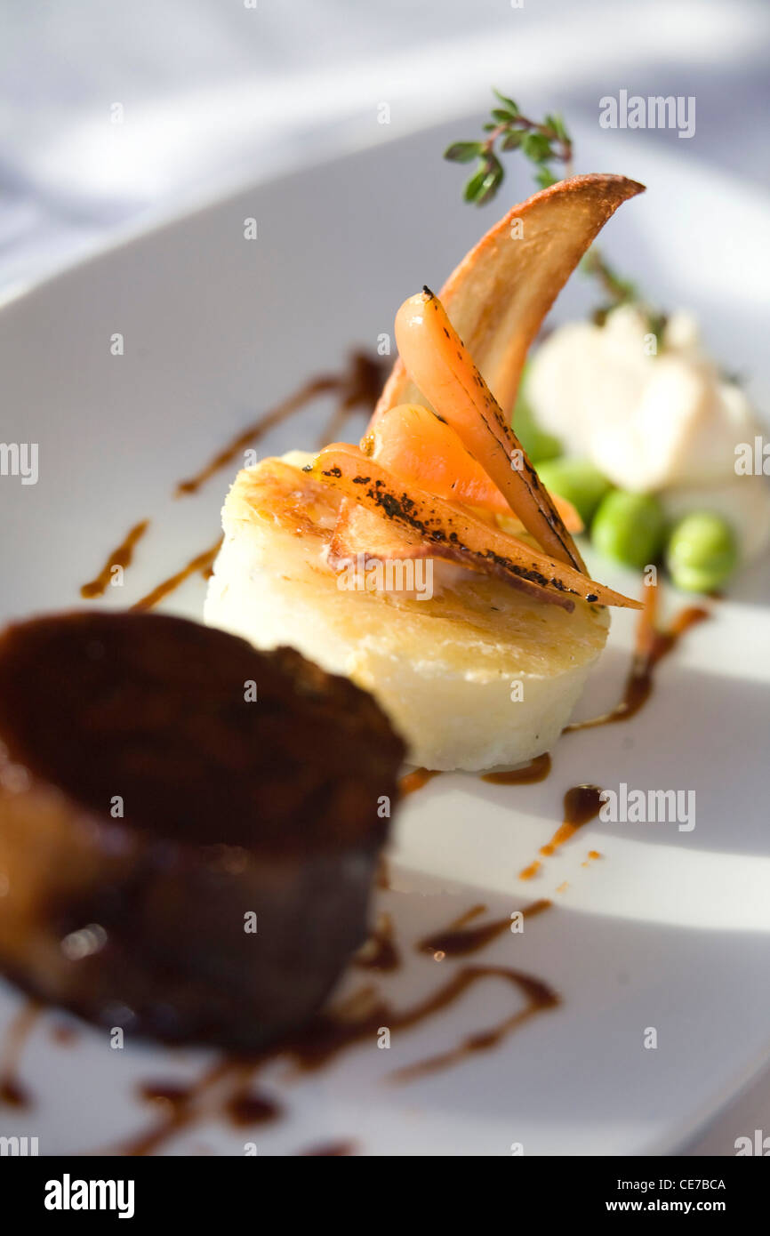 Stinco di manzo con DAUPHINOISE RÖSTINCHEN Foto Stock