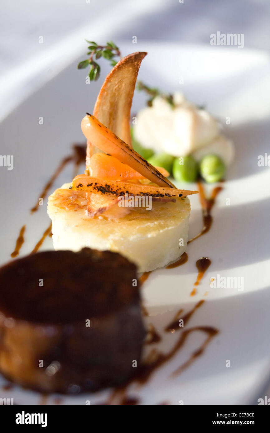 Stinco di manzo con DAUPHINOISE RÖSTINCHEN Foto Stock