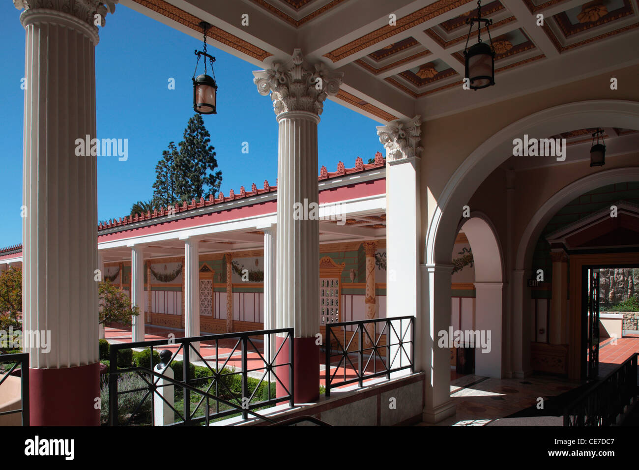 Stati Uniti, California, Los Angeles, Pacific Palisades, peristilio aka colonnato aperto circondano il cortile principale di Getty Villa Foto Stock