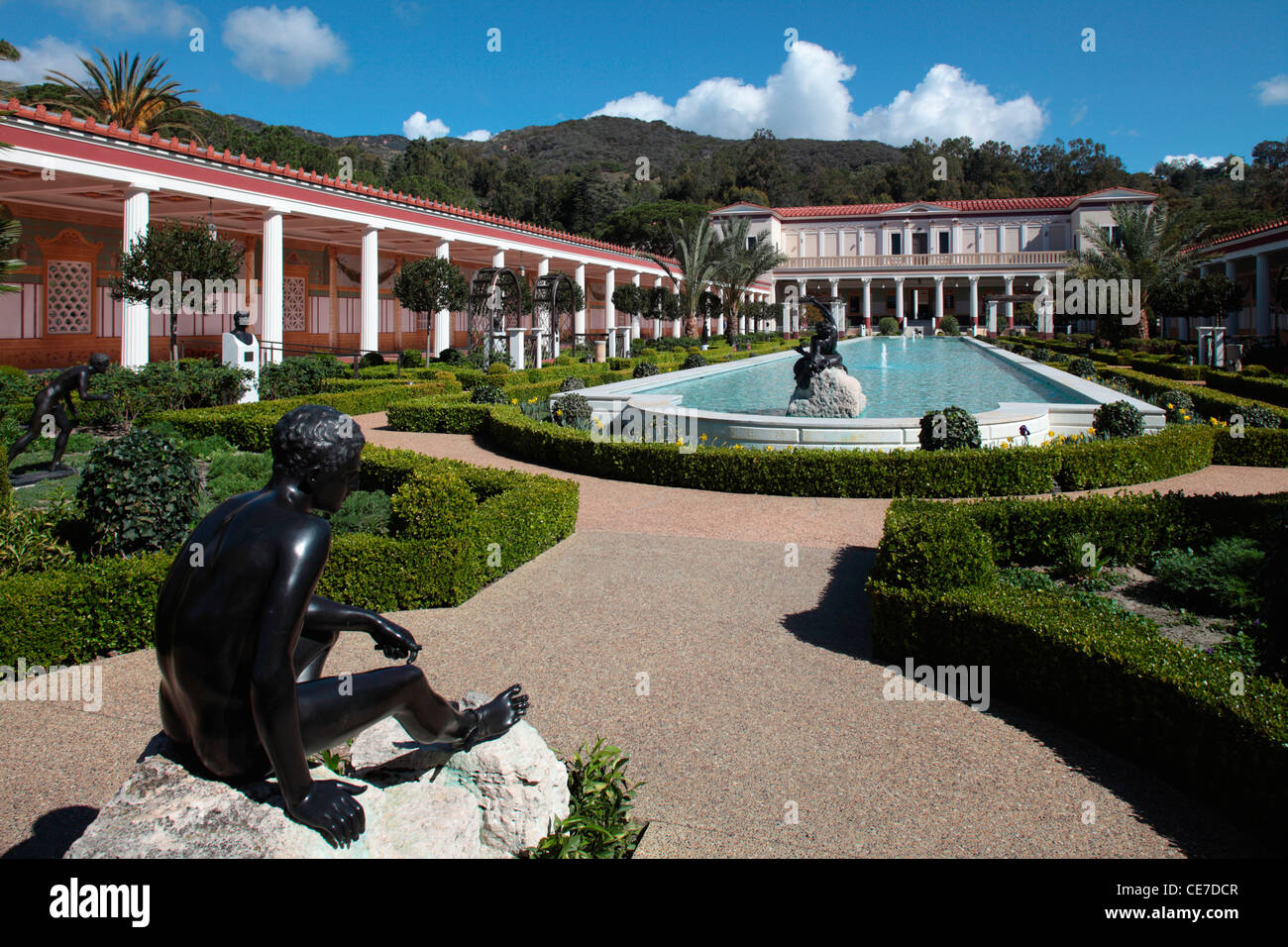 Stati Uniti, California, Los Angeles, Pacific Palisades, Perstyle e lungo la piscina nel cortile principale di Getty Villa Foto Stock