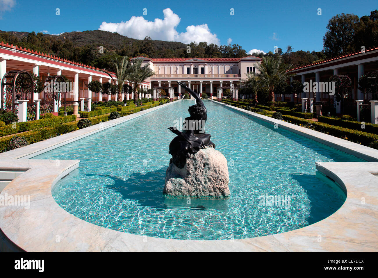Stati Uniti, California, Los Angeles, Pacific Palisades, Perstyle e lungo la piscina nel cortile principale di Getty Villa Foto Stock