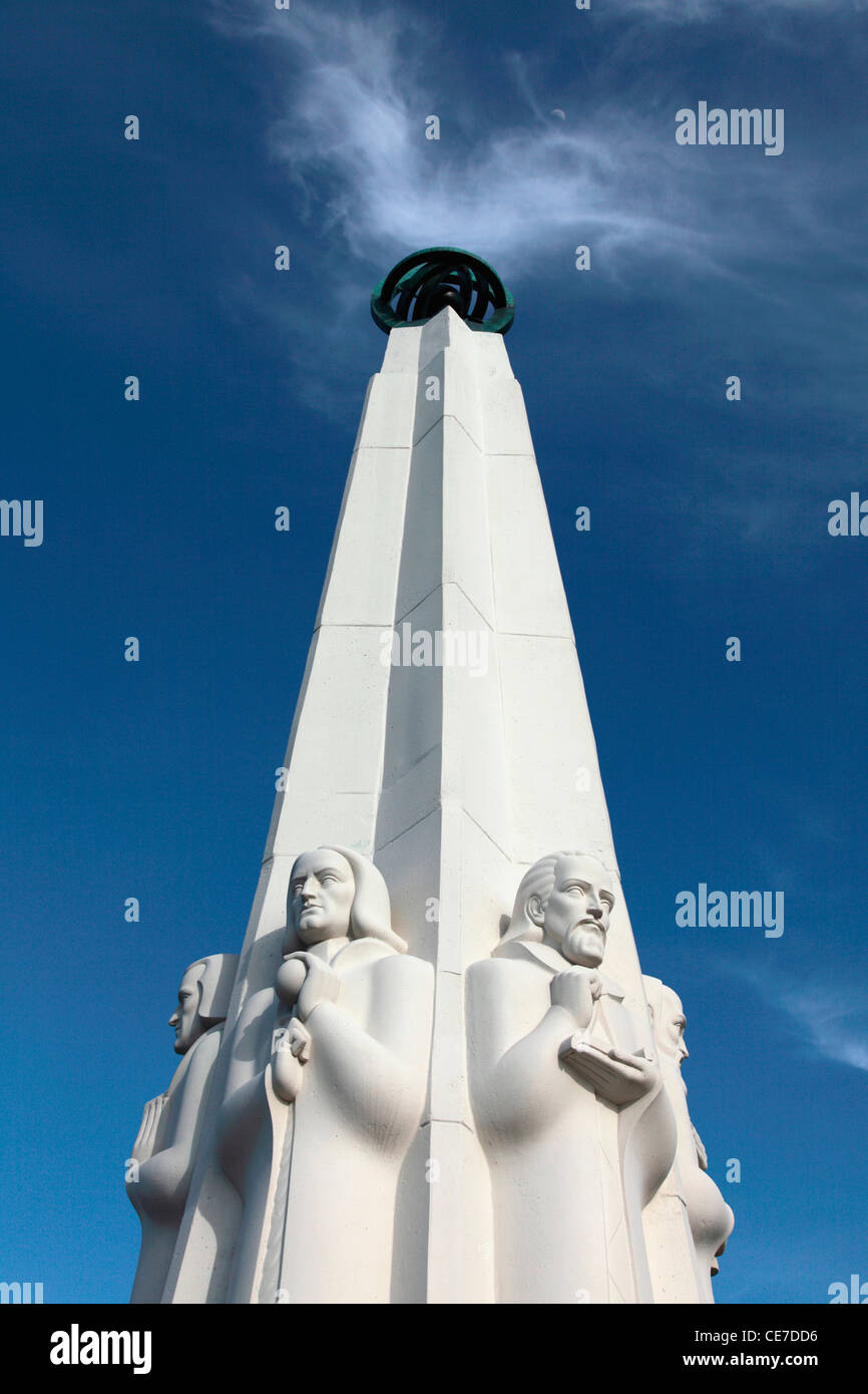 Stati Uniti, California, Los Angeles, una chiusa vista di astronomi monumento all Osservatorio Griffith Foto Stock