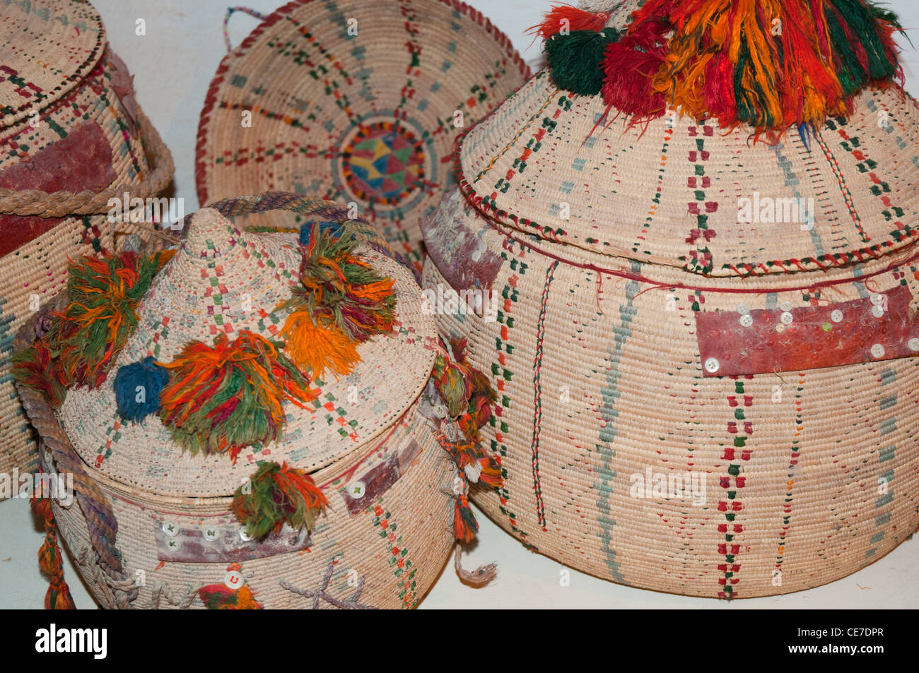 Lavori di intreccio, da panieraio Siwi visualizzati nella tradizionale casa di Siwa, Egitto Foto Stock