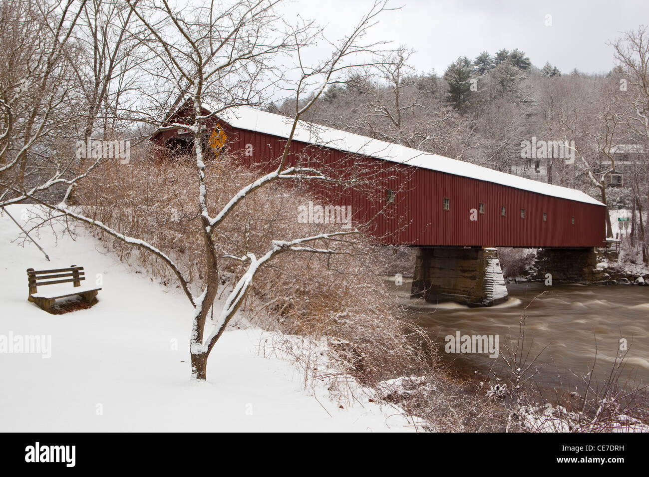 Neve caduta sul West Cornwall coperto ponte sopra il fiume Housatonic in West Cornwall, Connecticut. Foto Stock