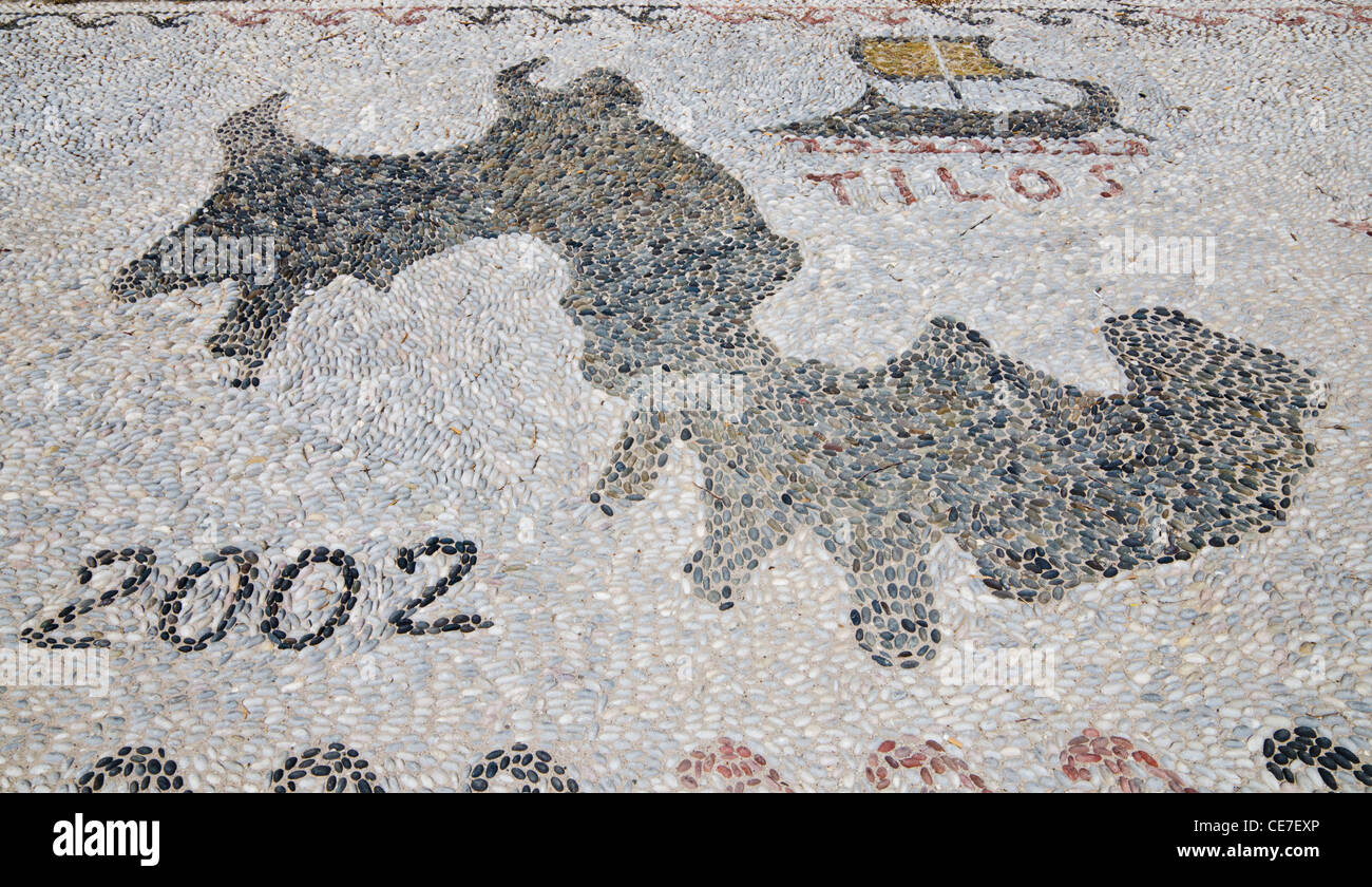 Mosaico di pietra lungo il lungomare di Livadia,Tilos Island, Grecia Foto Stock