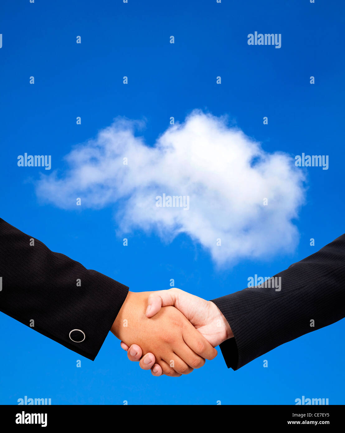 Business handshake con il cloud computing concept Foto Stock