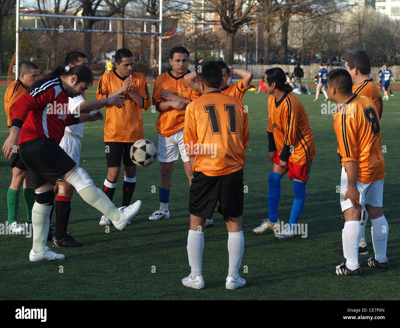 Amateur soccer team in fase di riscaldamento prima di una partita, McCarren Park, Brooklyn, New York Foto Stock