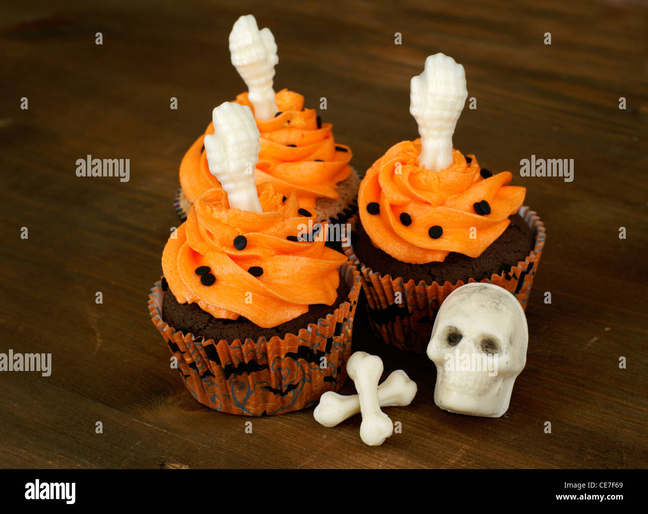 Tortine decorate con cioccolato bianco parti dello scheletro per Halloween Foto Stock