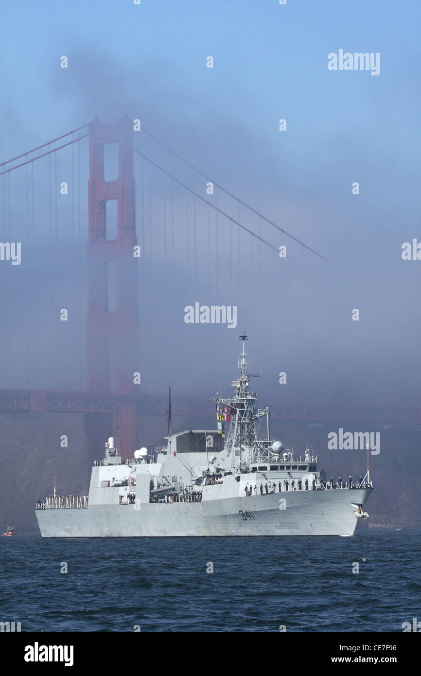 La HMCS Ottawa (FFH 341), una fregata di classe Halifax della Marina reale canadese, naviga nella baia di San Francisco con il Golden Gate Bridge parzialmente oscurato. Foto Stock