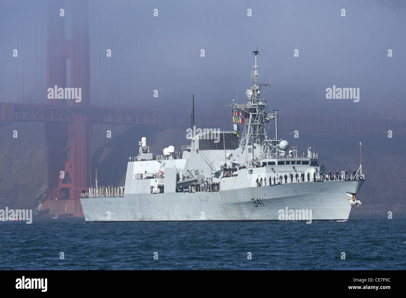 Fregata canadese HMCS Ottawa (FFH 341) attraversa la baia di San Francisco Foto Stock
