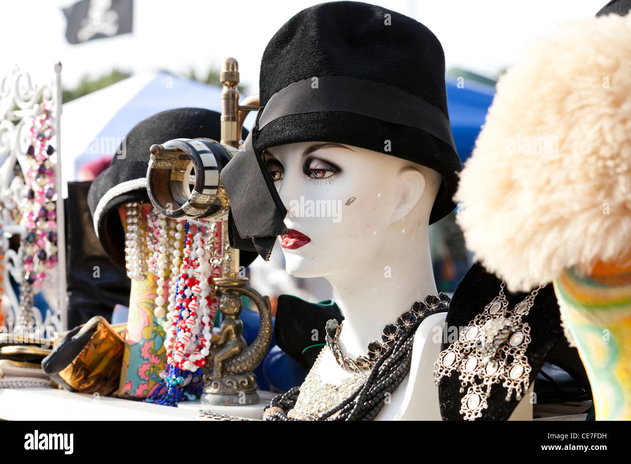 Manichino donna testa indossando una cloche hat al mercato delle pulci Foto Stock