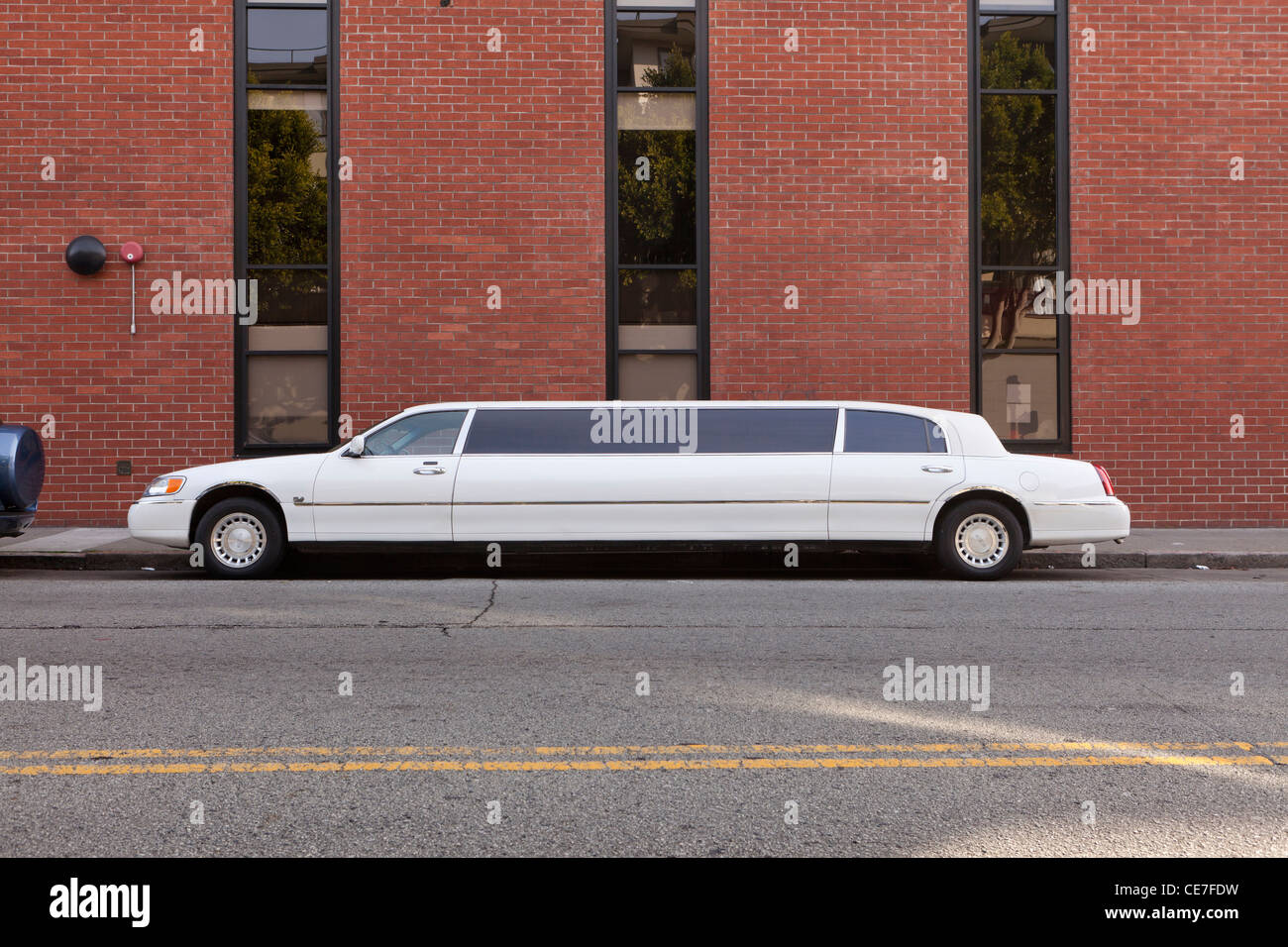 Limousine Bianca parcheggiata accanto all'edificio - USA Foto Stock