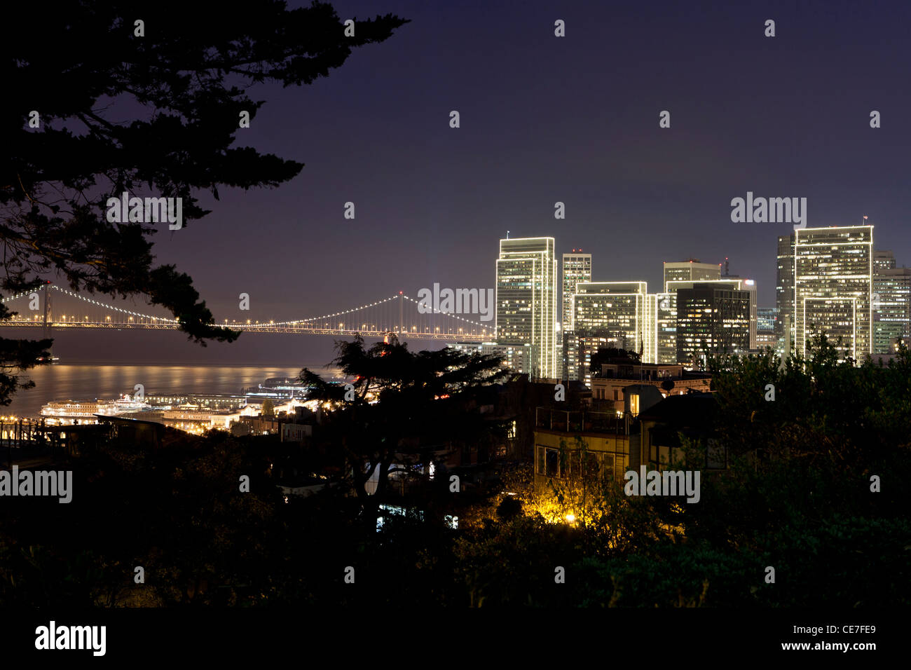 Ponte della Baia di San Francisco e lo skyline di notte Foto Stock