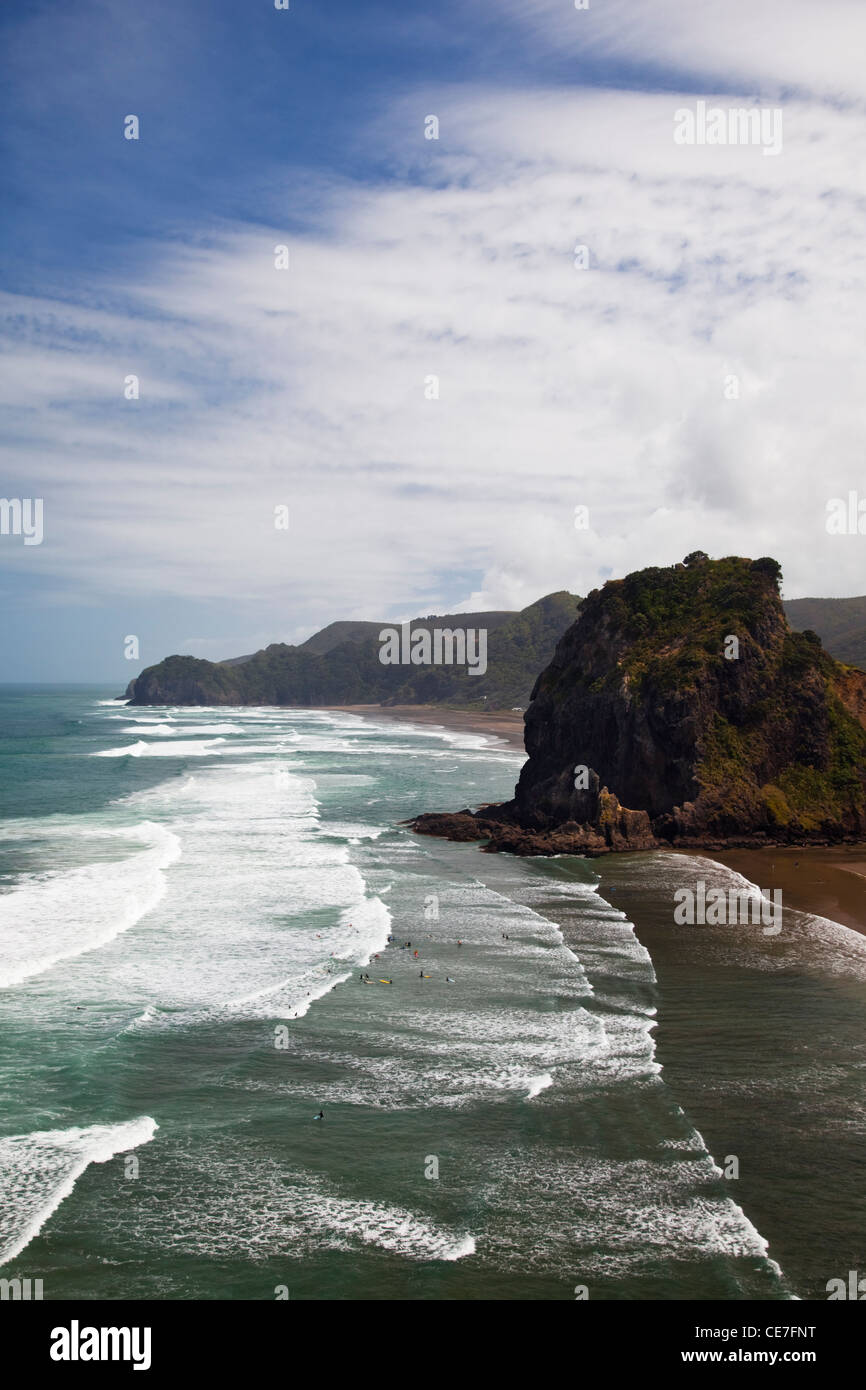 Piha Beach e Lion Rock. Piha, Waitakere gamme Parco Regionale, Auckland, Isola del nord, Nuova Zelanda Foto Stock