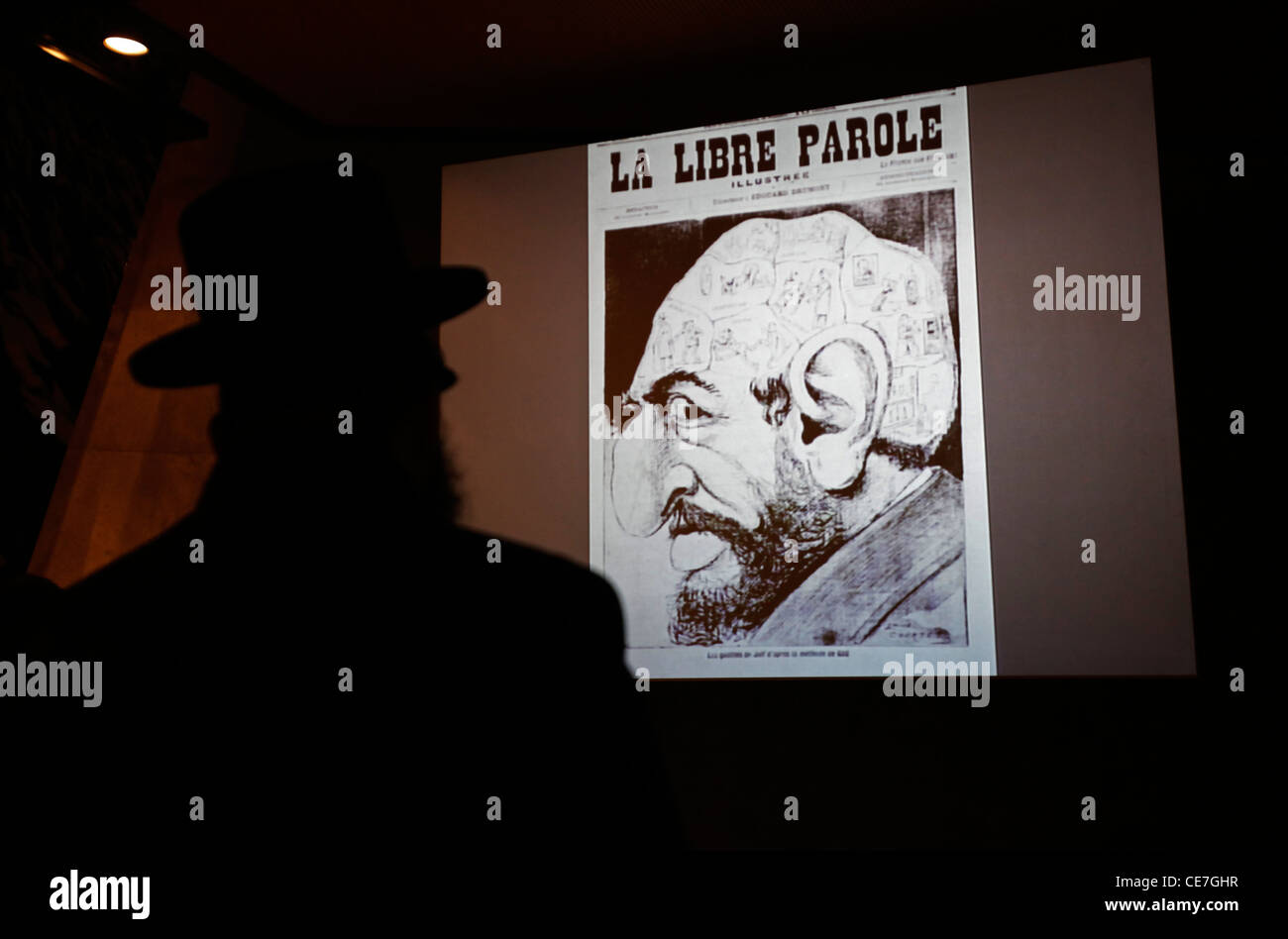 Un ebreo haredi guarda un film di propaganda nazista antisemita a Yad Vashem, il World Holocaust Remembrance Center, a Gerusalemme, Israele, in commemorazione dei 6 milioni di vittime ebree uccise dai nazisti durante la seconda guerra mondiale Foto Stock