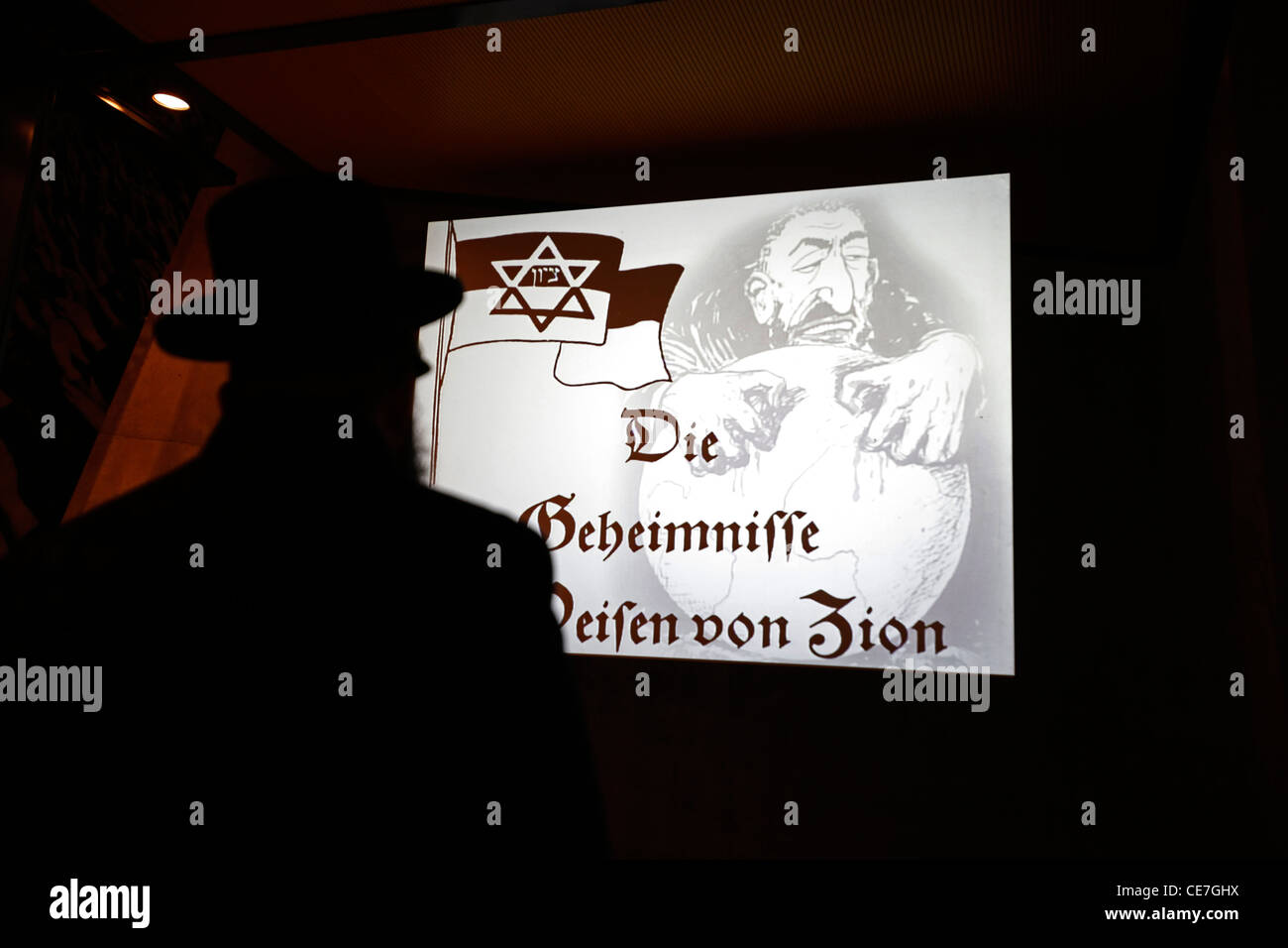 Un ebreo haredi guarda un film di propaganda nazista antisemita a Yad Vashem, il World Holocaust Remembrance Center, a Gerusalemme, Israele, in commemorazione dei 6 milioni di vittime ebree uccise dai nazisti durante la seconda guerra mondiale Foto Stock