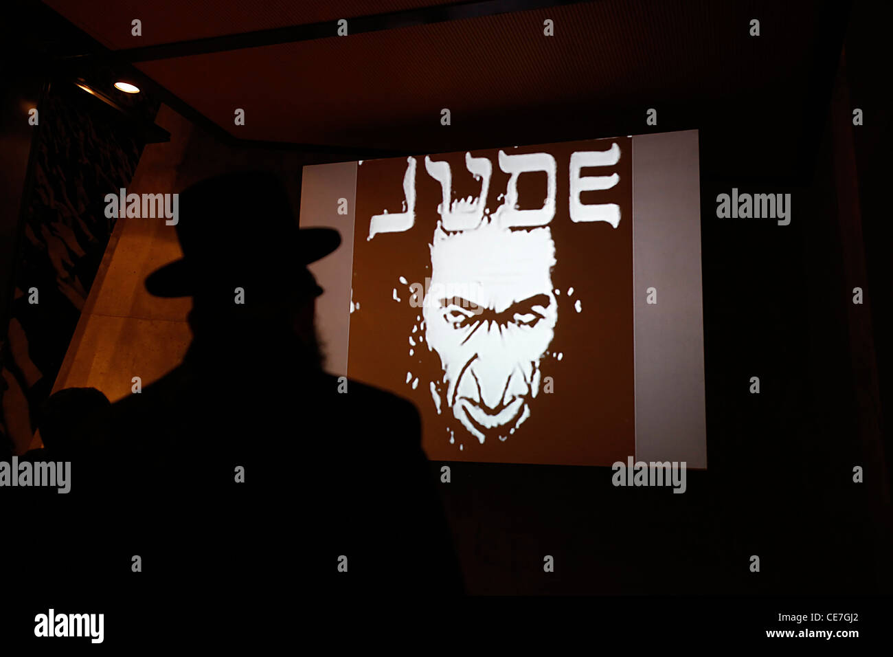 Un ebreo haredi guarda un film di propaganda nazista antisemita a Yad Vashem, il World Holocaust Remembrance Center, a Gerusalemme, Israele, in commemorazione dei 6 milioni di vittime ebree uccise dai nazisti durante la seconda guerra mondiale Foto Stock