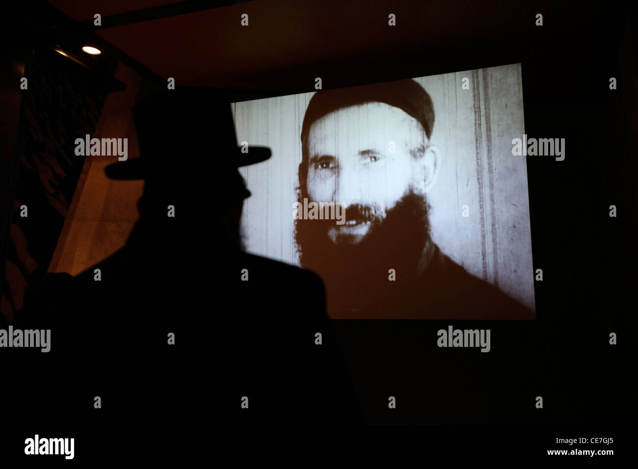 Un ebreo haredi guarda un film di propaganda nazista antisemita a Yad Vashem, il World Holocaust Remembrance Center, a Gerusalemme, Israele, in commemorazione dei 6 milioni di vittime ebree uccise dai nazisti durante la seconda guerra mondiale Foto Stock