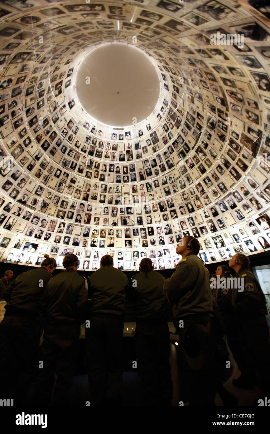 Femmina israeliano soldati all'interno del Padiglione di nomi a Yad Vashem museum per olocausto Ebrei vittime in Gerusalemme ovest Israele Foto Stock