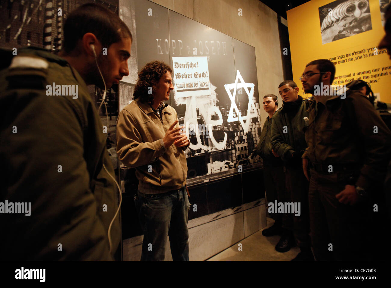I soldati israeliani ascoltano una guida mentre visitano Yad Vashem, il Centro Mondiale della memoria dell'Olocausto, a Gerusalemme, Israele, per commemorare i 6 milioni di vittime ebraiche uccise dai nazisti durante la seconda guerra mondiale Foto Stock
