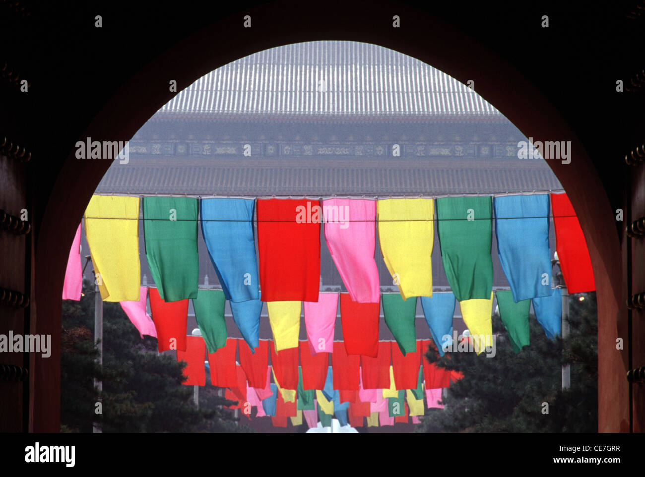 Bandiera decorazione presso il Meridian Gate della storica città proibita che era il palazzo imperiale cinese della dinastia Ming alla fine della dinastia Qing situato nel centro di Pechino Capitale della Cina Foto Stock