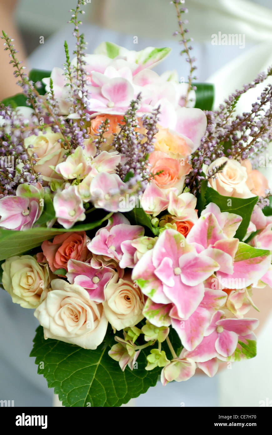 Wedding bouquet di fiori di campo con piccole profondità di campo Foto Stock