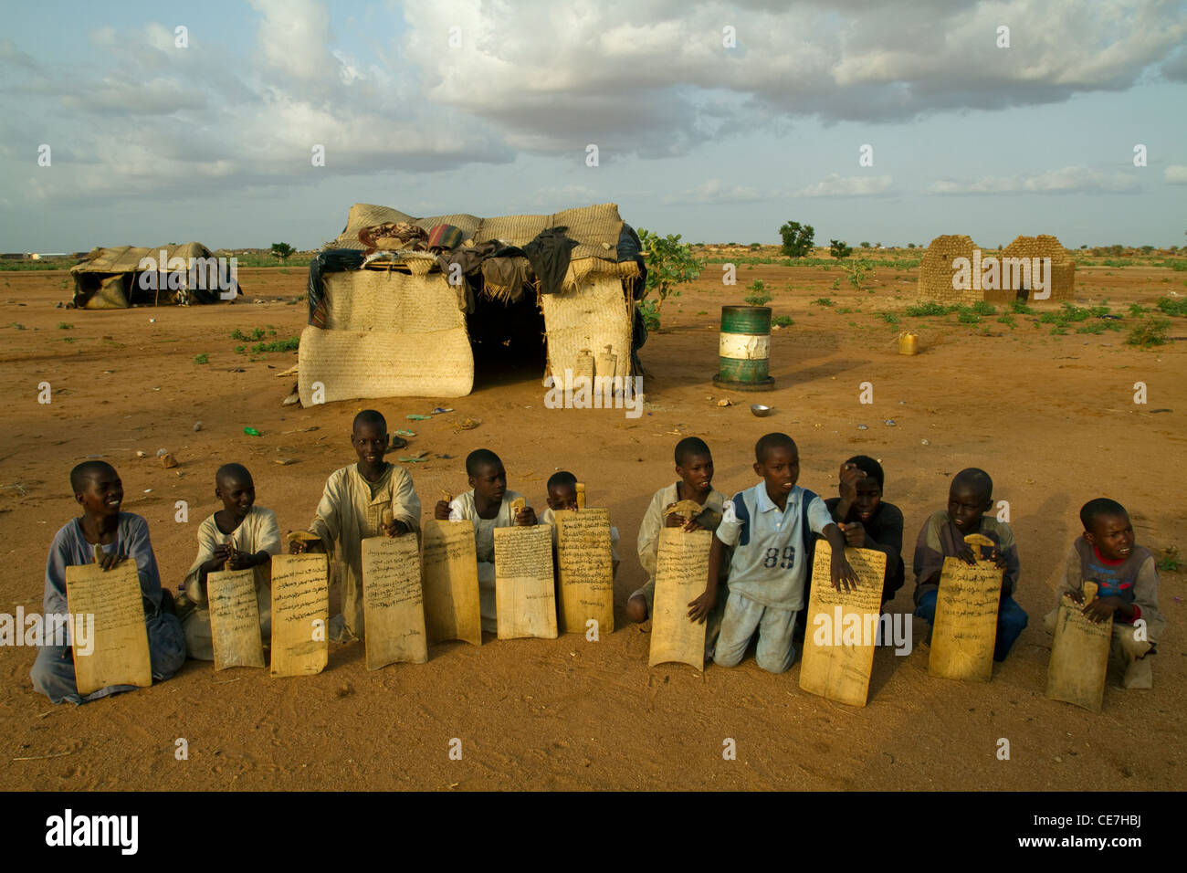 Rifugiato sudanese di bambini per un aria aperta la scuola con i notebook legno Sudan Darfur Foto Stock