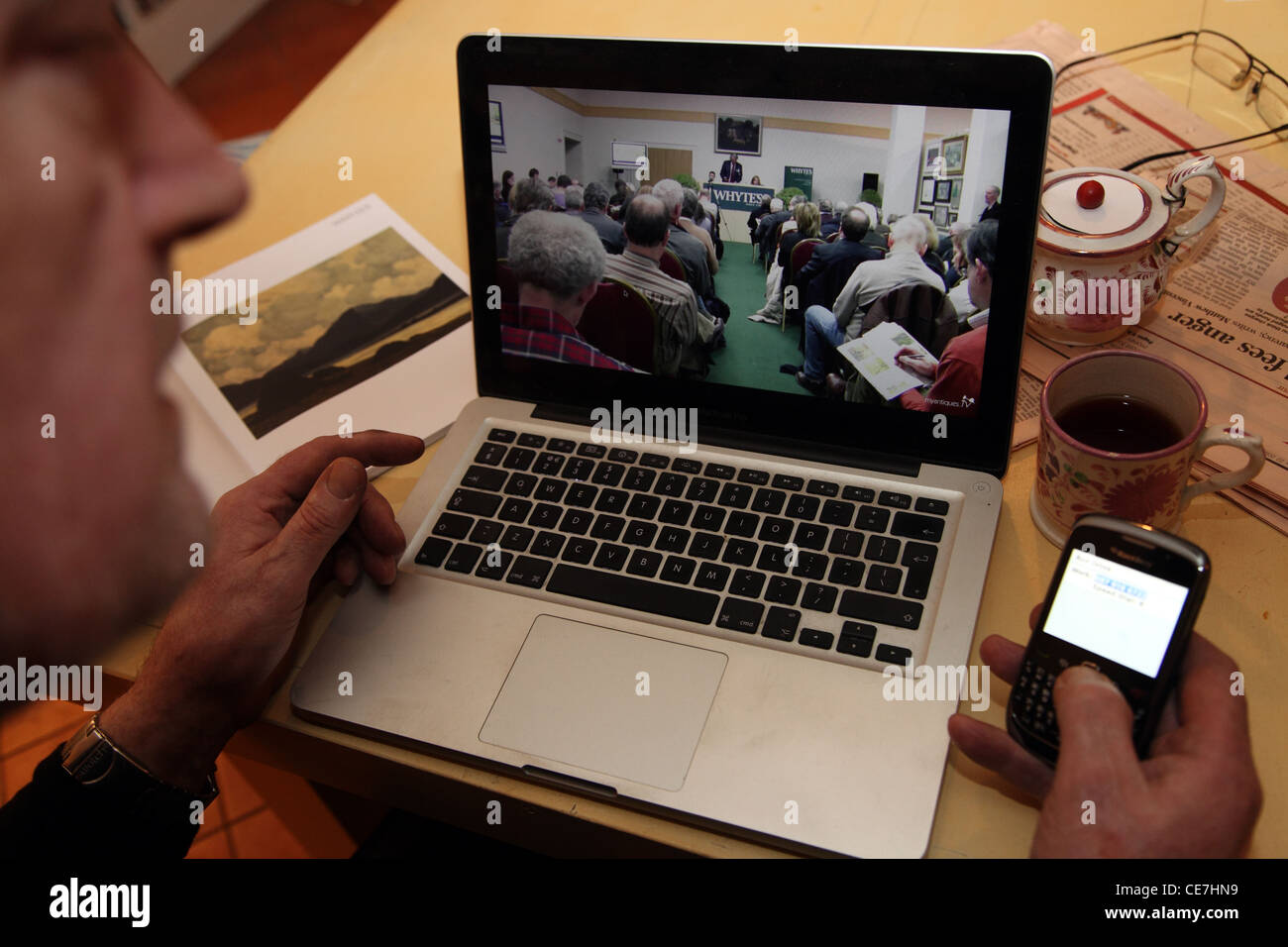 Offerte online in una Whyte's fine art auction, Dublino Foto Stock