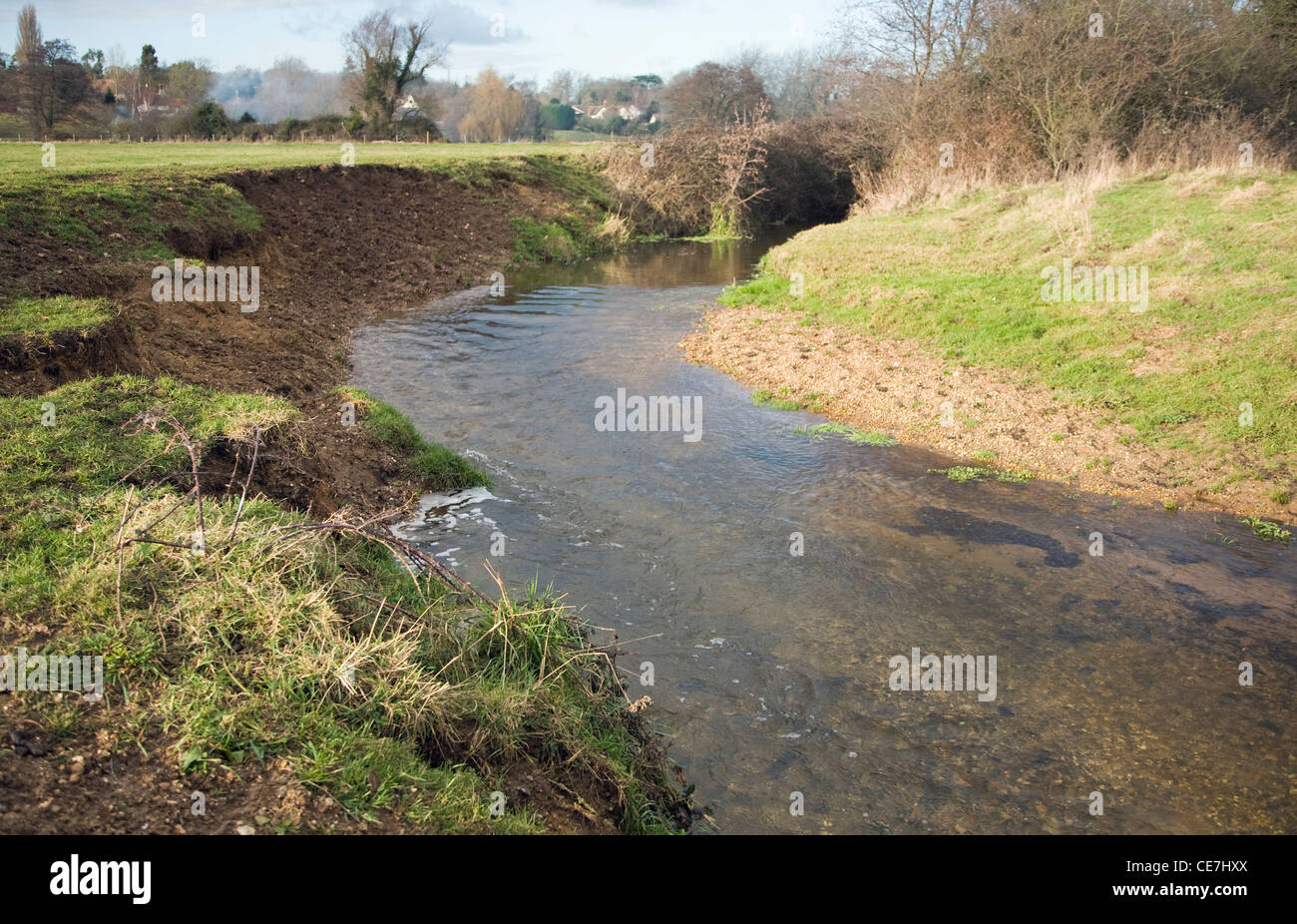 Fiume cliff e sfilare la pendenza del fiume Meandro Deben, Ufford, Suffolk, Inghilterra Foto Stock