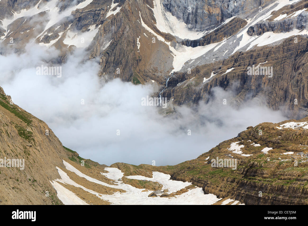 Cascata alla sommità del Cirque de Gavarnie. Parco Nazionale dei Pirenei. La Francia. Foto Stock