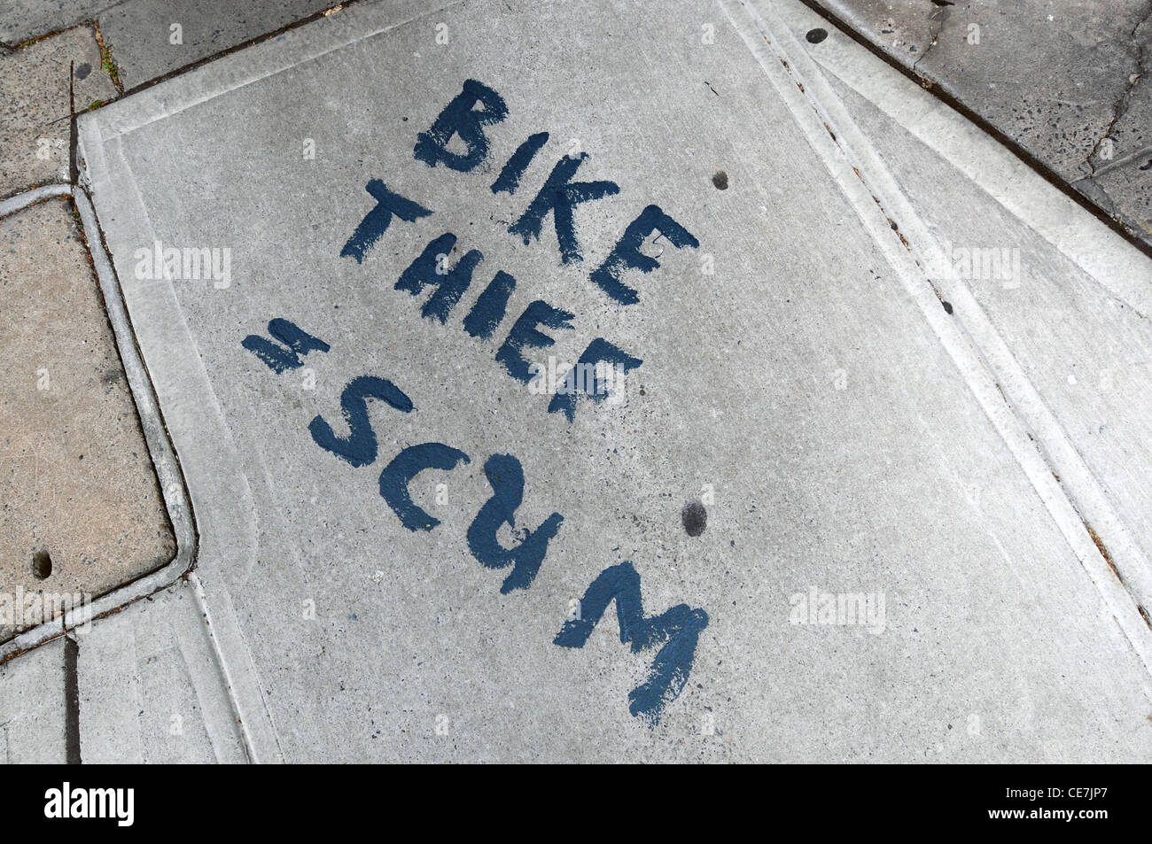 Bike ladro = scum. Graffiti su strada, Stanmore, Sydney, NSW, Australia. n. PR Foto Stock