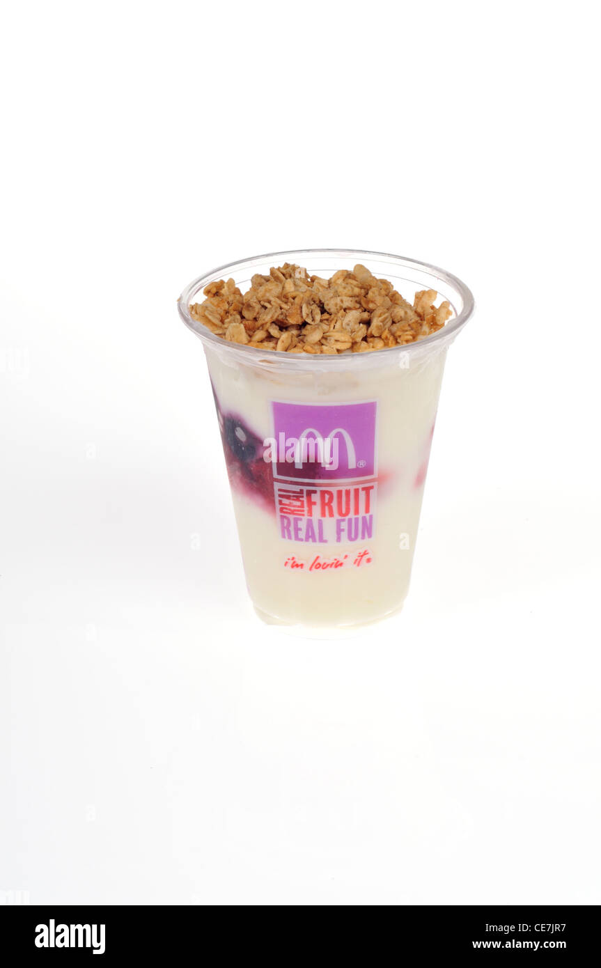 Tazza di McDonald's frutta e yogurt parfait di muesli con snack su sfondo bianco intaglio Foto Stock